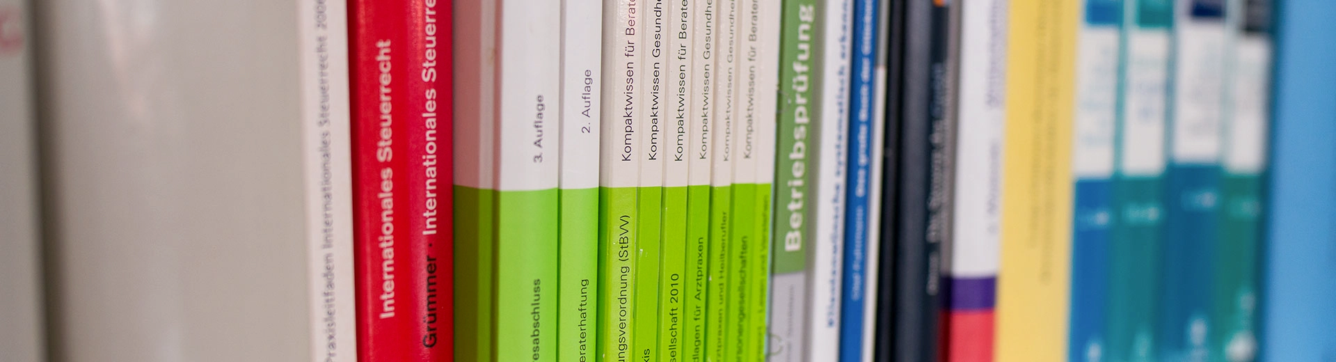 Fachbücher im Büro von Steuerberater Detlef Vietz